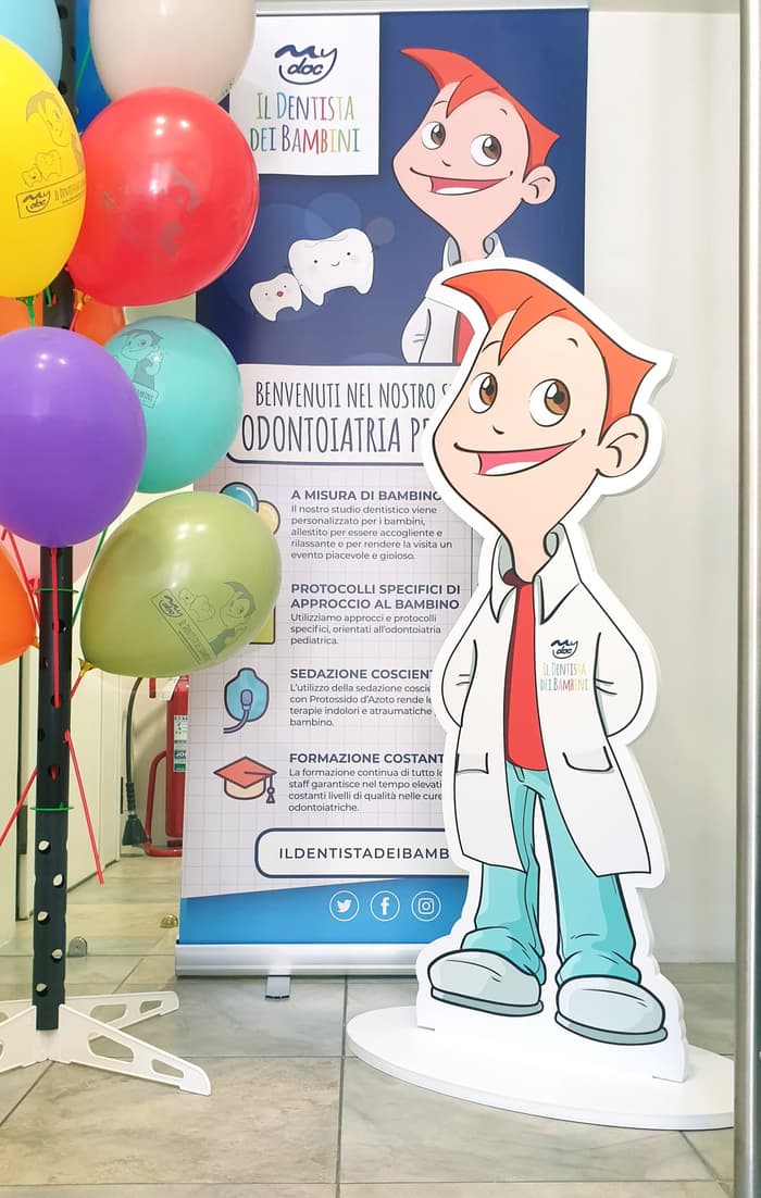 Palloncini e sagoma della mascotte all’ingresso dello studio