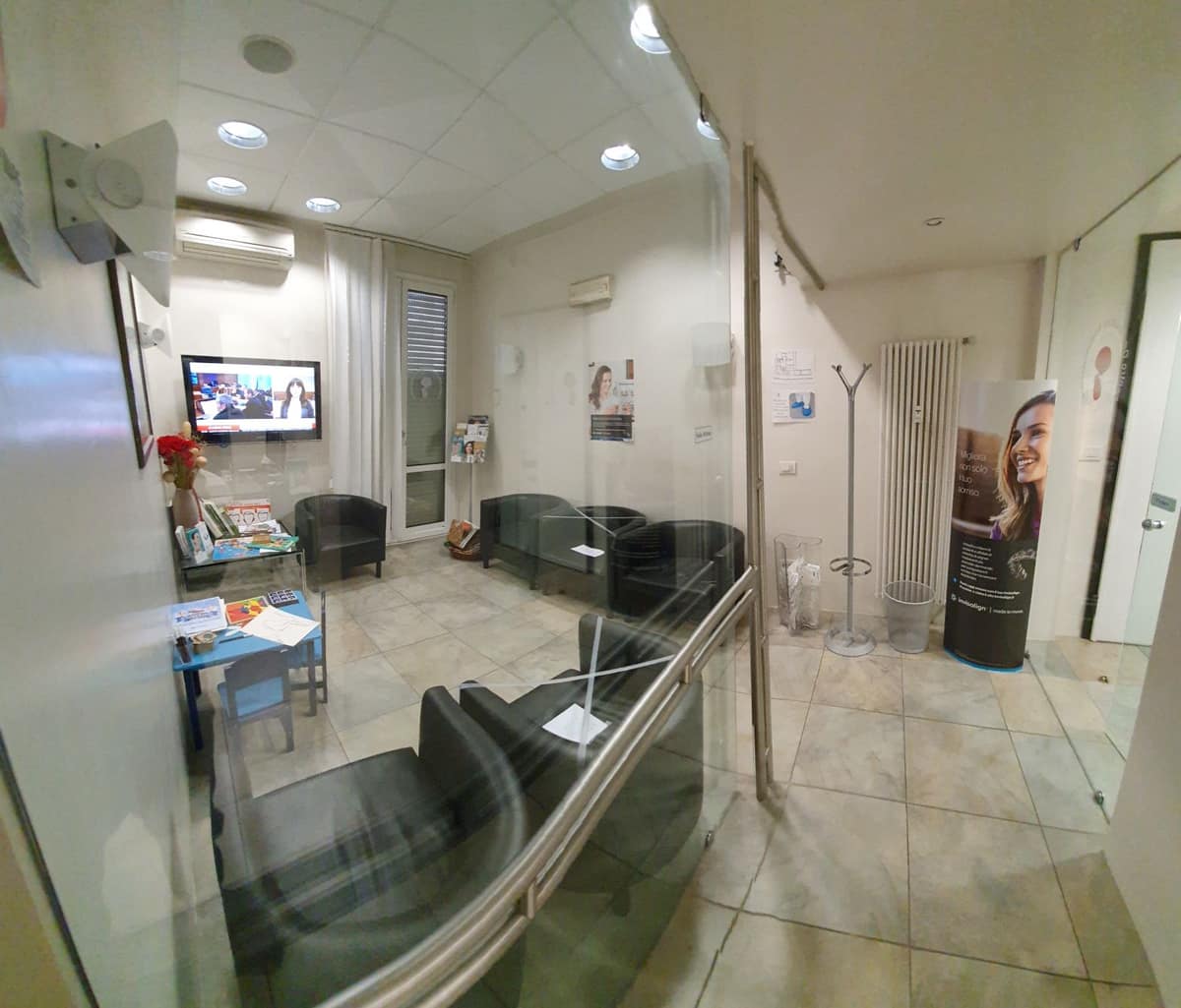 La sala d’attesa, vista dal corridoio
