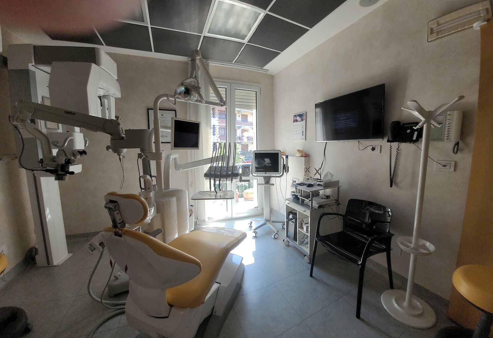 La sala di cura, con la poltrona e la strumentazione