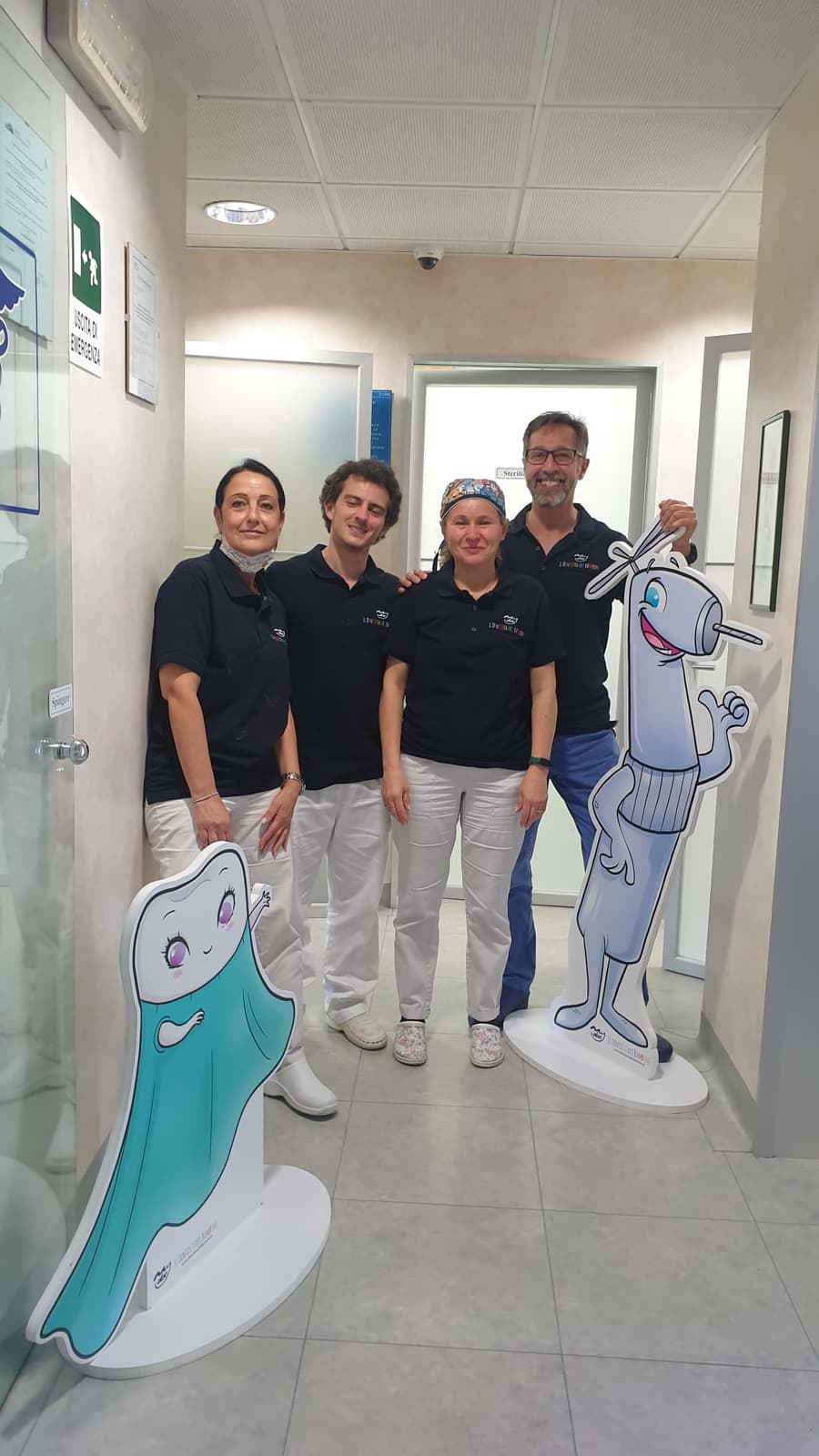 Il team dello studio nel corridoio, accanto alle sagome dei personaggi del Dentista dei Bambini