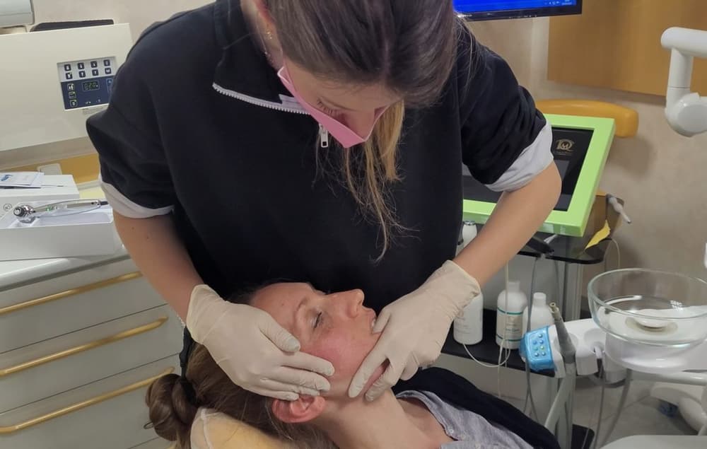 Un’operatrice durante una visita al viso della paziente